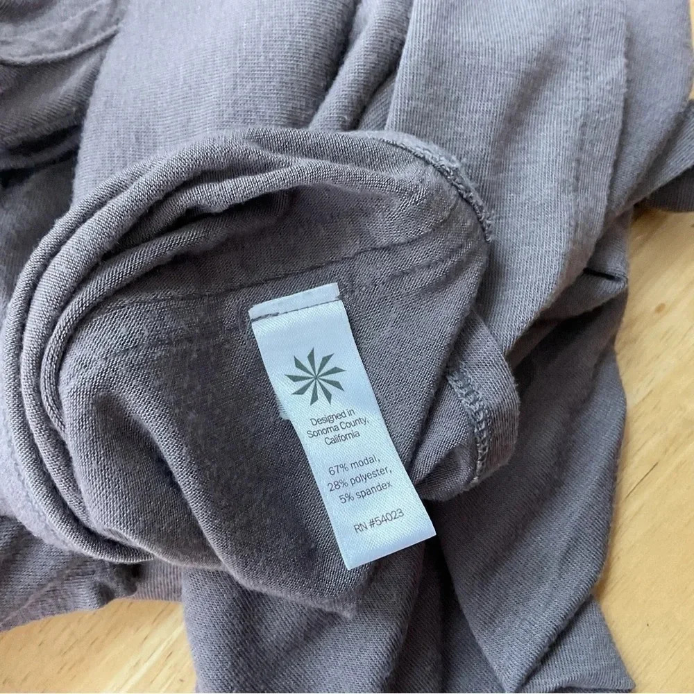 Athleta Threadlight Relaxed Asymmetrical Top Size Medium - Picture 4 of 6